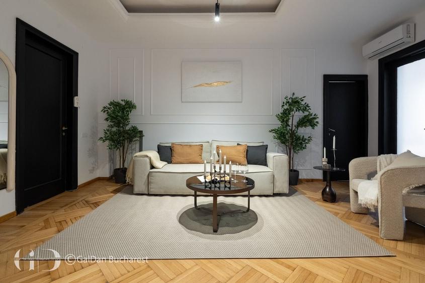 Apartament cu 5 camere în P-ța Universității