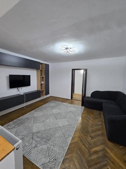 Apartament cu 4 camere decomandat în Central