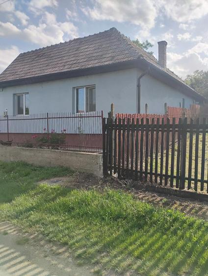 Casă cu Teren 1500 Mp în Luna