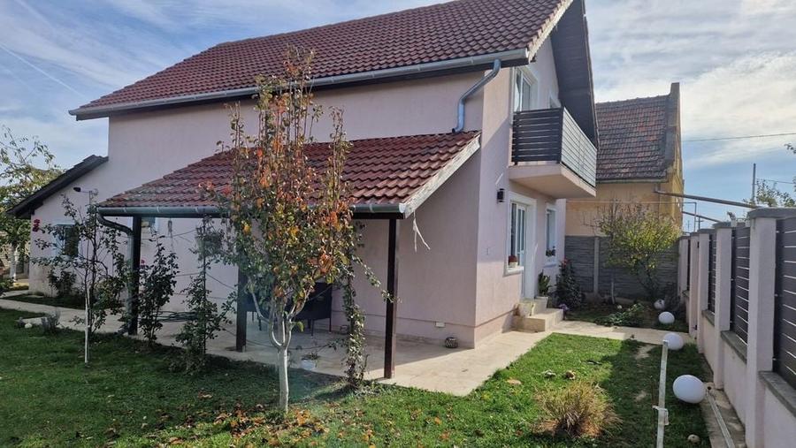 Casă cu 4 camere în Sânmihaiu Român