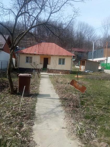 Casă cu 2 camere cu Teren 1000 Mp în Central