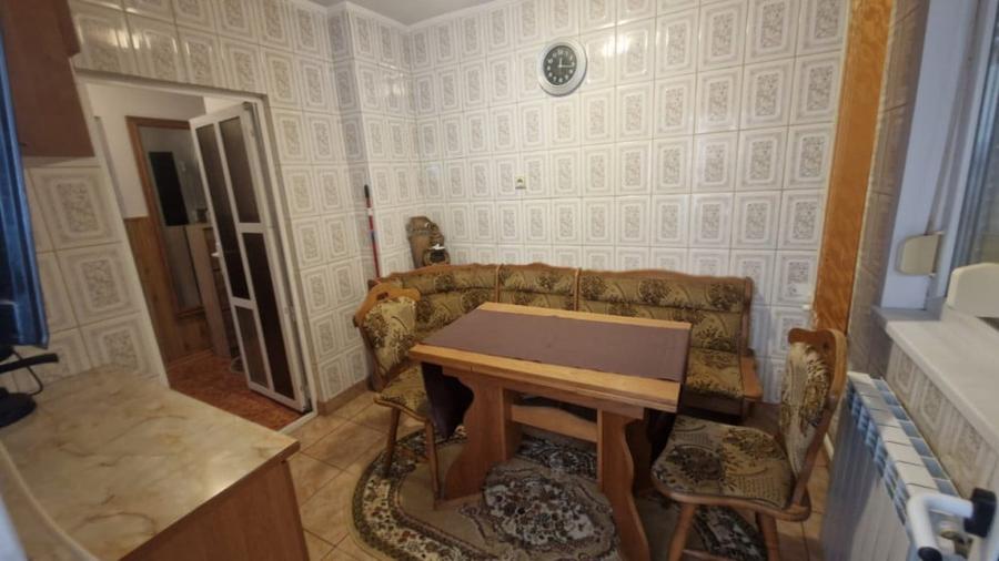 Apartament cu 3 camere semidecomandat în Păcii