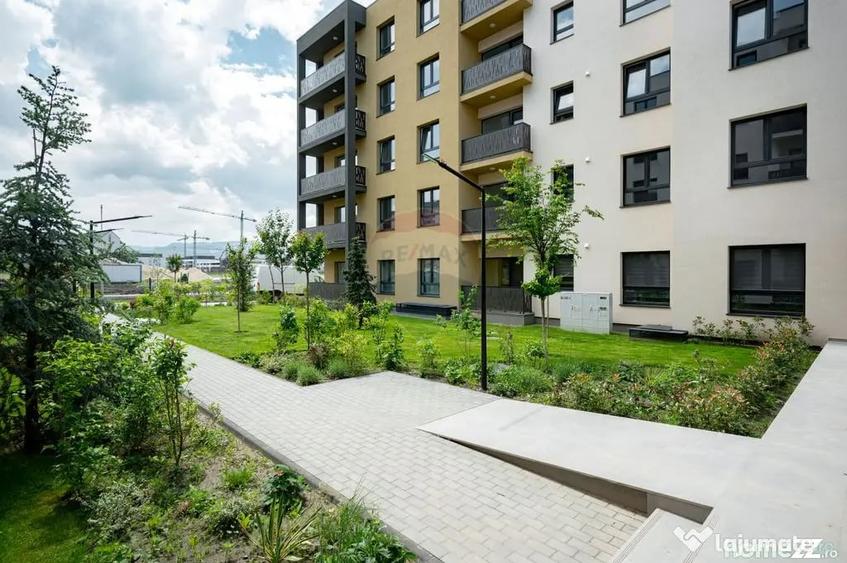Apartament cu 3 camere semidecomandat în Tractorul