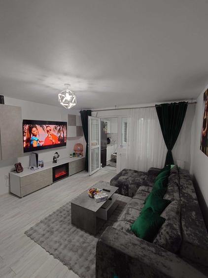 Apartament cu 3 camere semidecomandat în Exterior Vest