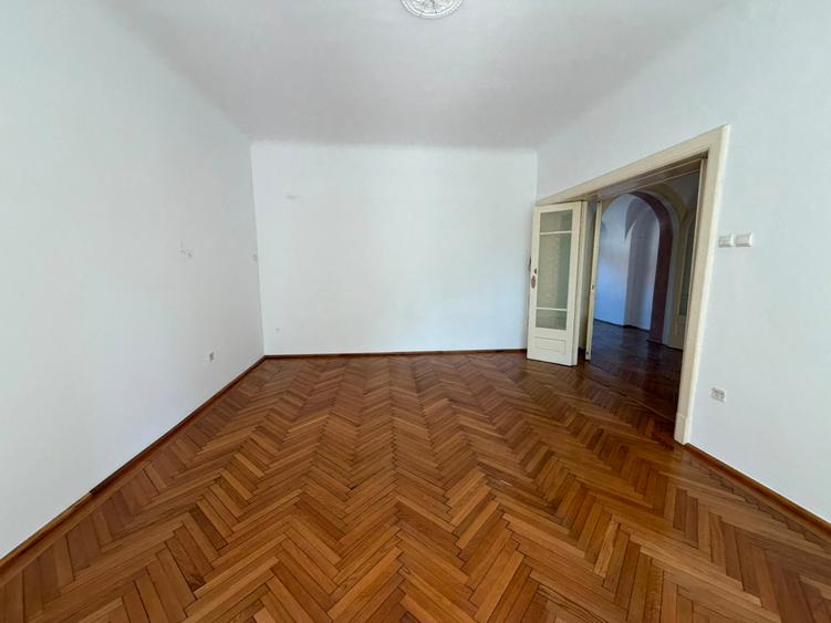 Apartament cu 4 camere semidecomandat în Universitate