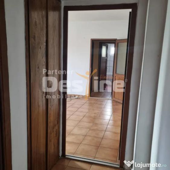 Apartament cu 3 camere semidecomandat în 5 Călărasi