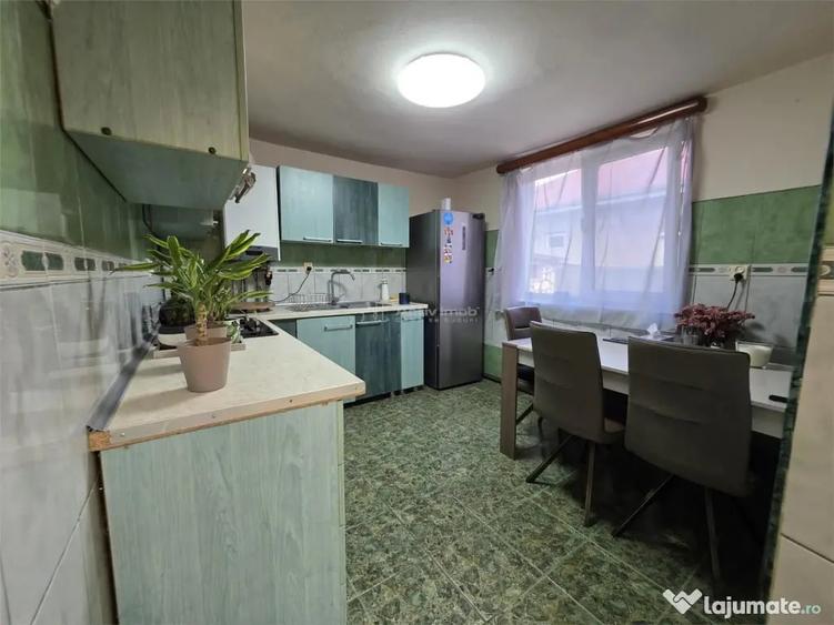 Casă cu 5 camere cu Teren 438 Mp în 23 August