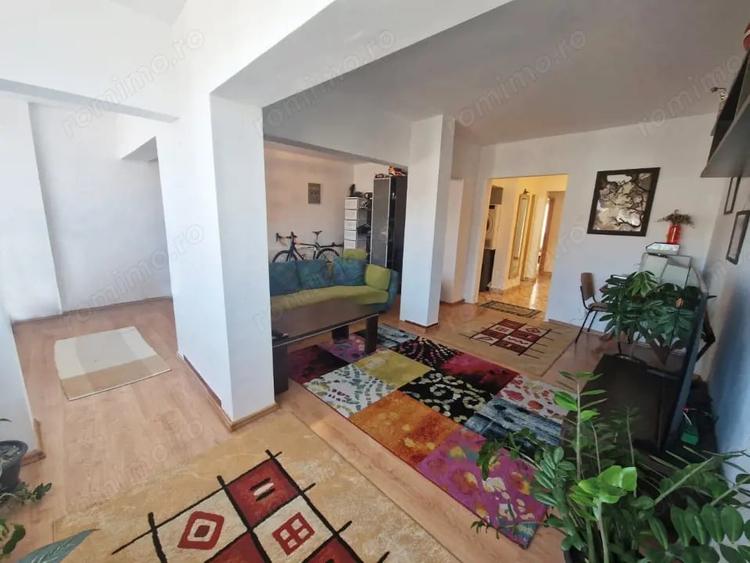 Apartament cu 4 camere decomandat, mobilat în Central