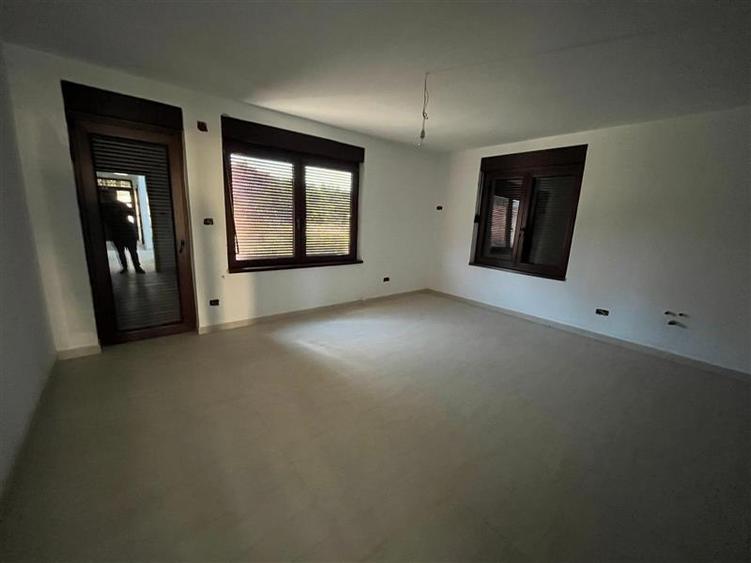 Casă individuală cu 7 camere cu Teren 600 Mp în Exterior Est