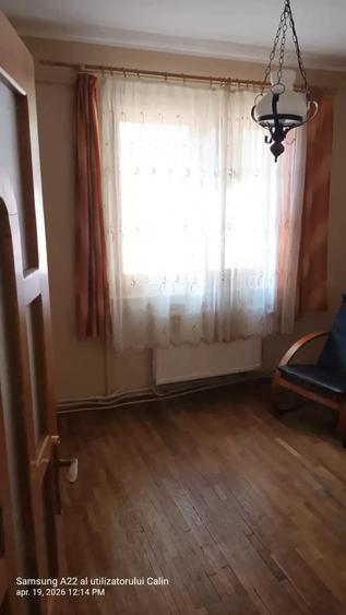Apartament cu 3 camere semidecomandat în Central