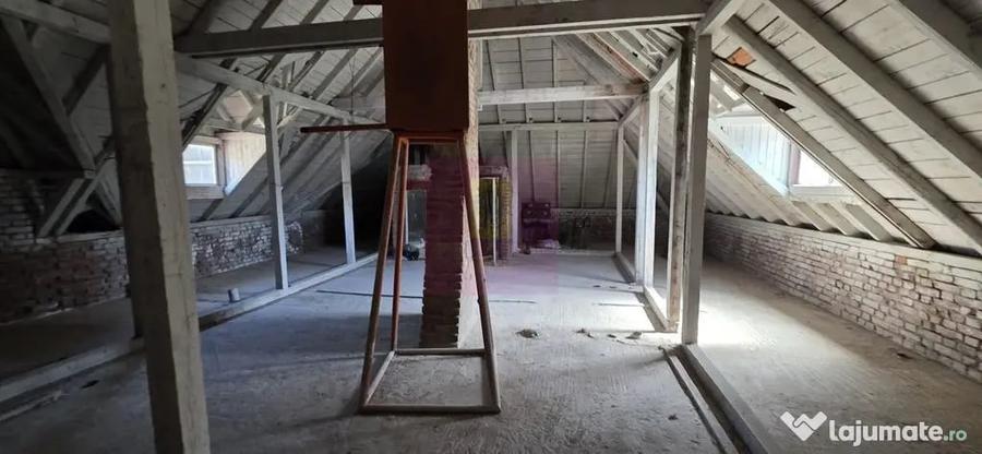 Casă cu 8 camere cu Teren 518 Mp în Central