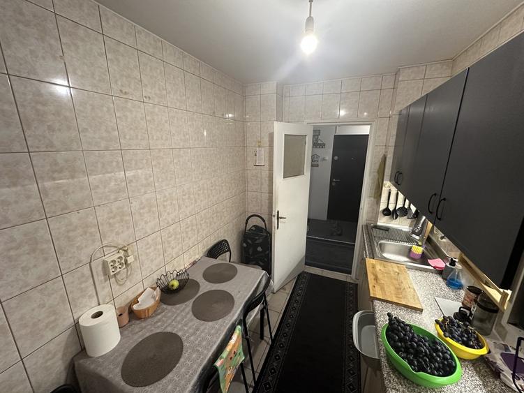 Apartament cu 3 camere decomandat, mobilat în Berceni