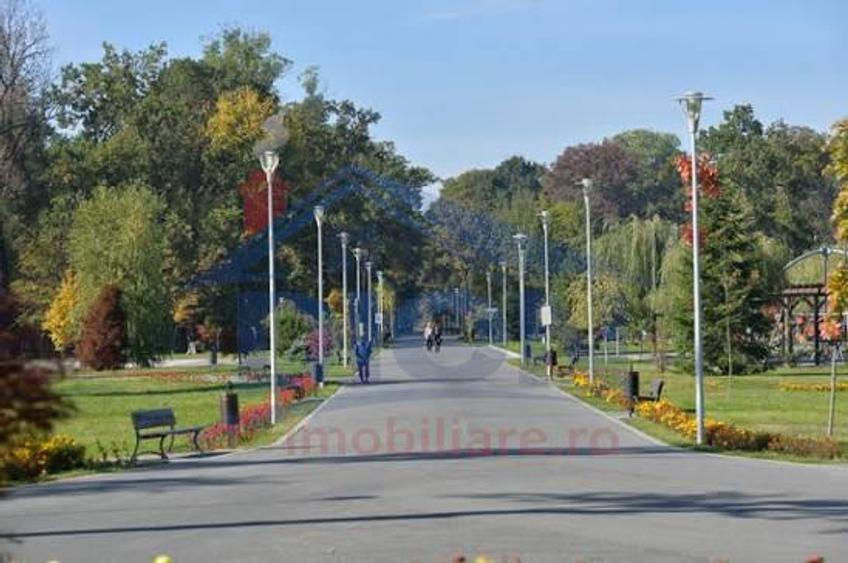 Apartament cu 3 camere semidecomandat, mobilat în Cantemir