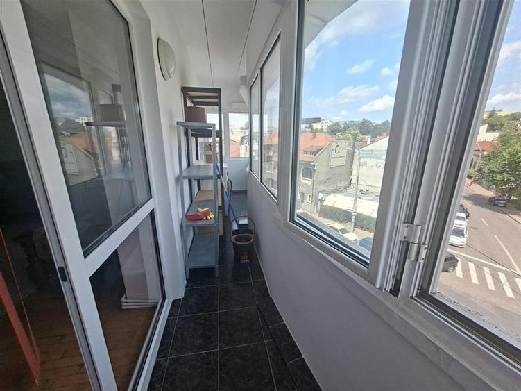 Apartament cu 3 camere decomandat, mobilat în Centru Civic