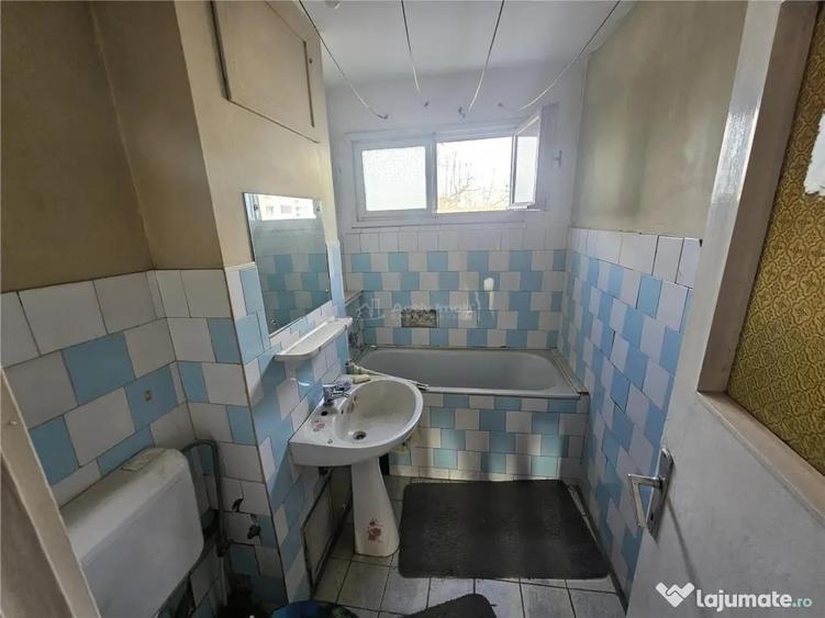 Apartament cu 3 camere semidecomandat în Micro I