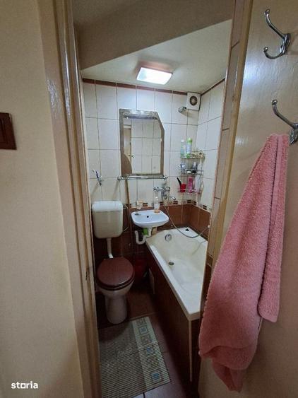 Apartament cu 3 camere semidecomandat în Cristian
