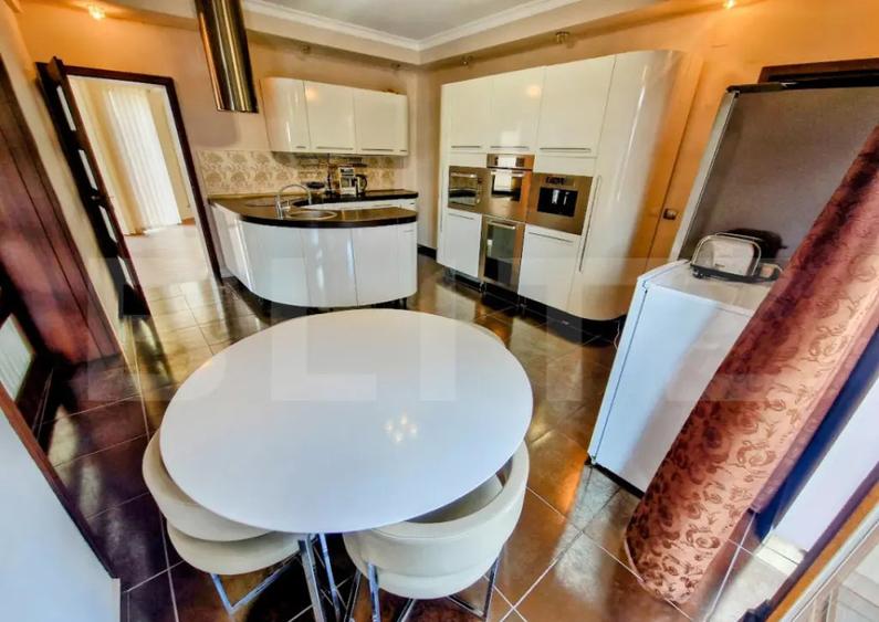 Casă cu 5 camere cu Teren 1223 Mp în Central