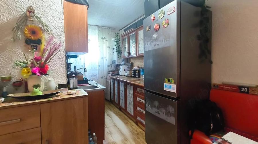 Apartament cu 3 camere semidecomandat în Gojdu