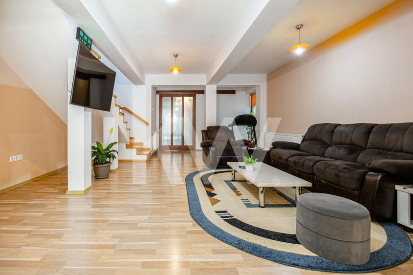 Casă individuală cu 7 camere cu Canalizare în Simeria