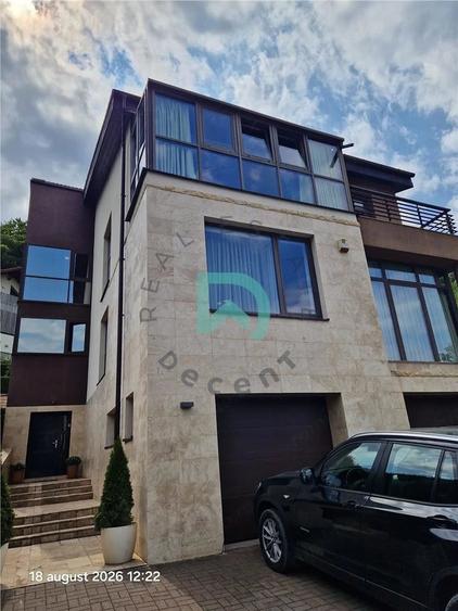 Casă cu 7 camere cu Teren 1000 Mp în Central