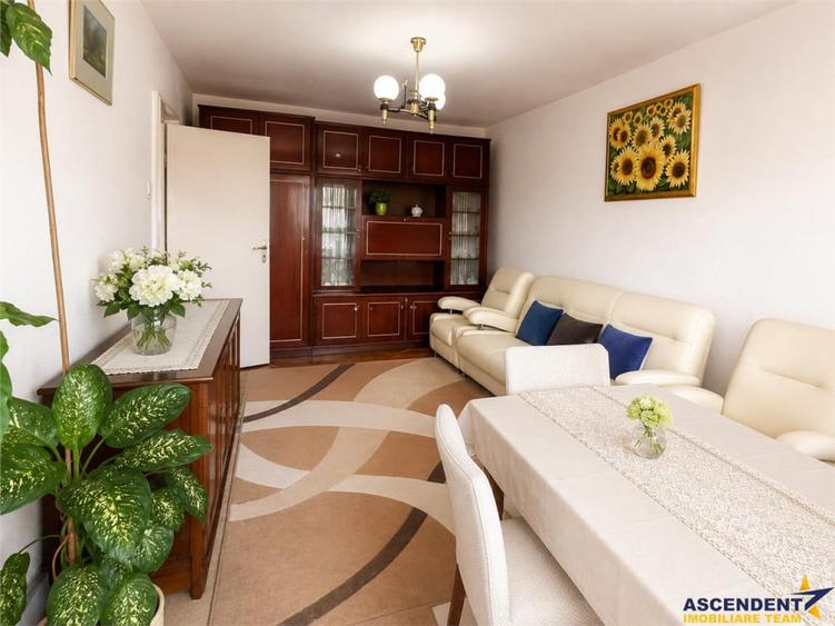 Apartament cu 3 camere decomandat în Central