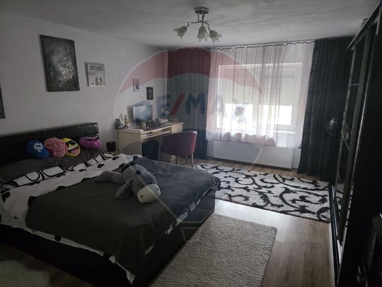 Casă cu 8 camere cu Teren 527 Mp în Berzasca