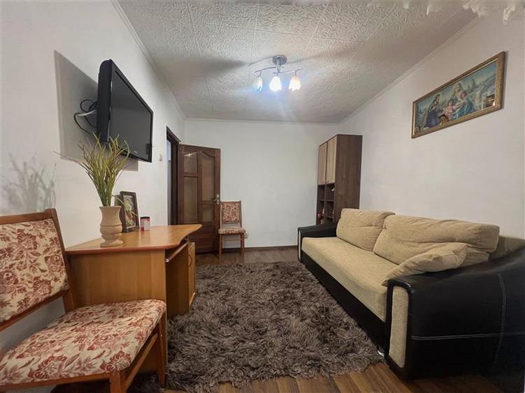 Apartament cu 3 camere decomandat, mobilat în Nicolina
