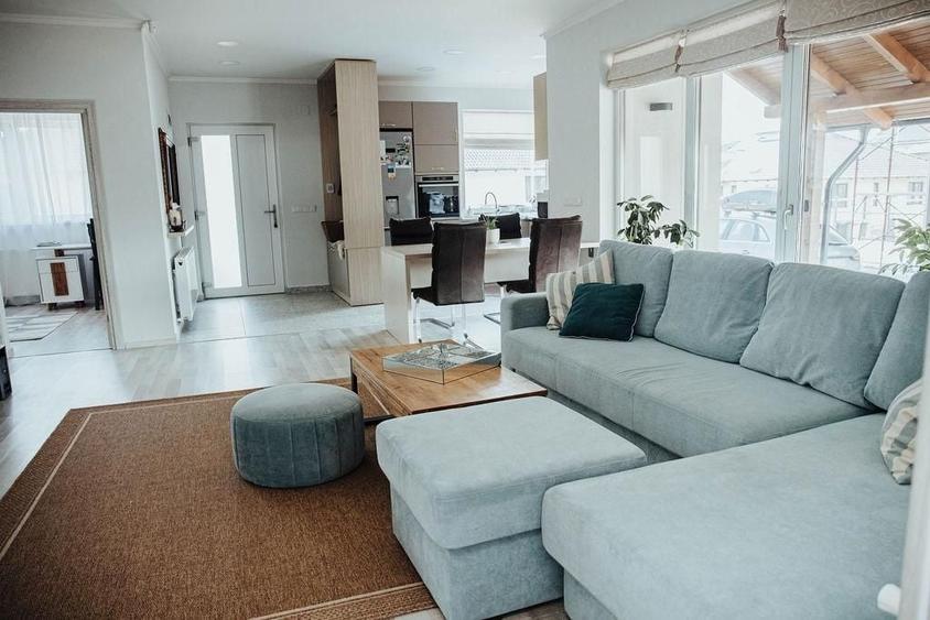 Casă individuală cu 4 camere cu Canalizare în Livezeni