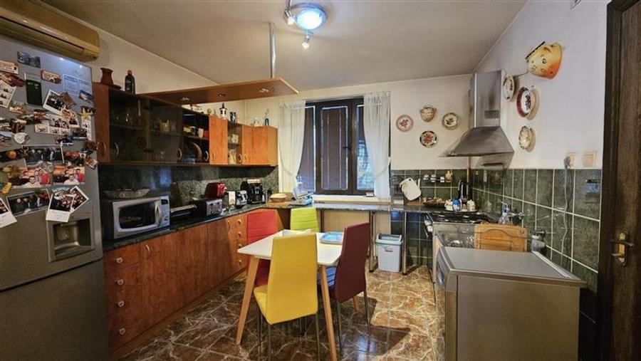 Casă individuală cu 8 camere cu Canalizare în Girocului