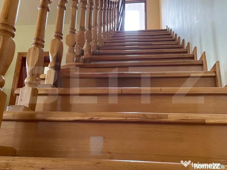 Casă cu 7 camere cu Teren 3000 Mp în Central