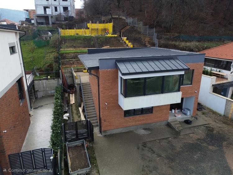 Casă individuală cu 6 camere cu Canalizare în Florești