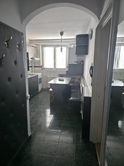 Apartament cu 3 camere semidecomandat în Centrul Civic