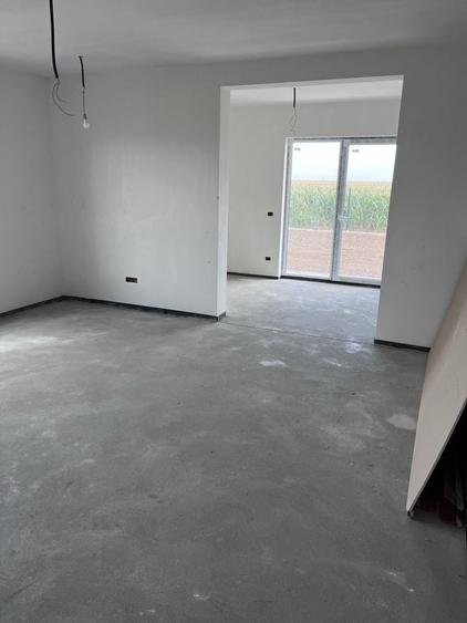 Casă cu 3 camere în Sântandrei