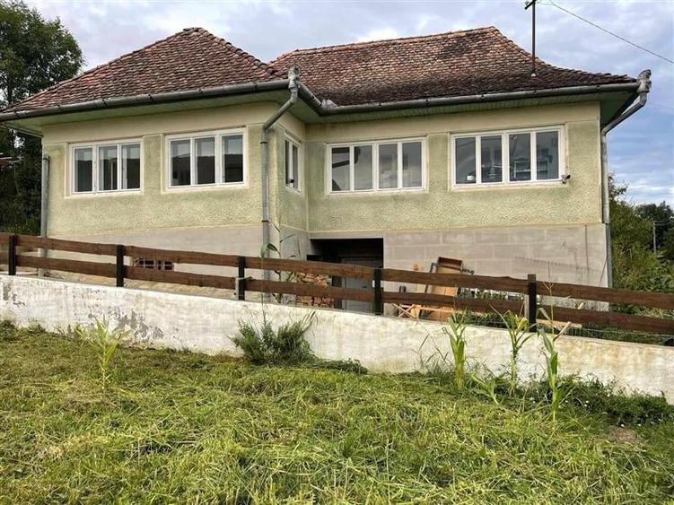 Casă individuală cu 4 camere cu Teren 1550 Mp în Cându