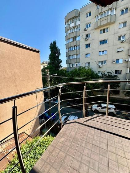 Casă individuală cu 7 camere cu Canalizare în Vitan Mall