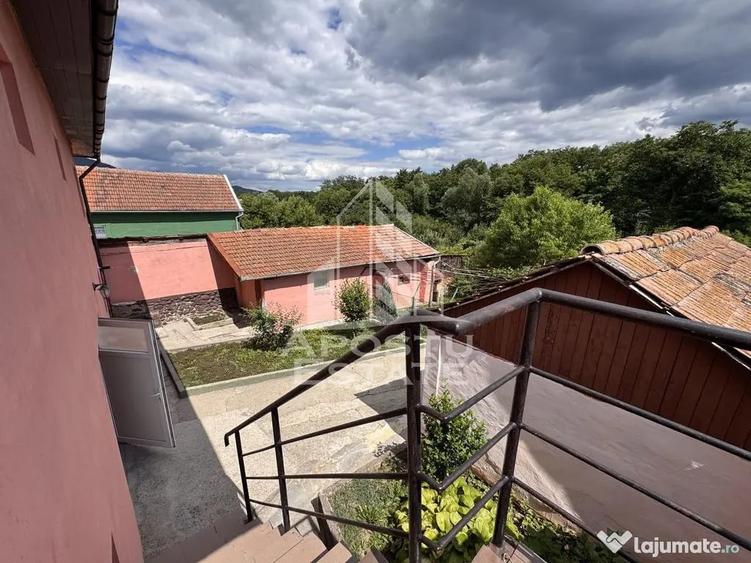 Casă cu 8 camere cu Teren 700 Mp în Sălașu de Jos