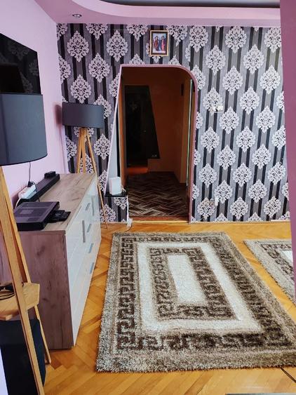 Apartament cu 3 camere semidecomandat în Central