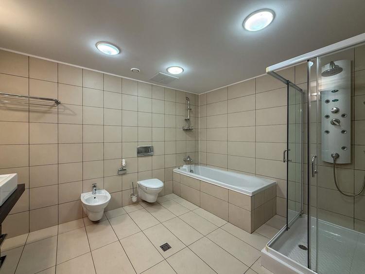 Apartament cu 3 camere semidecomandat, mobilat în Primăverii