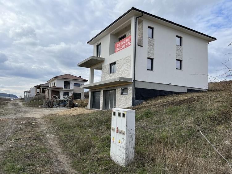 Casă cu 4 camere în Iris