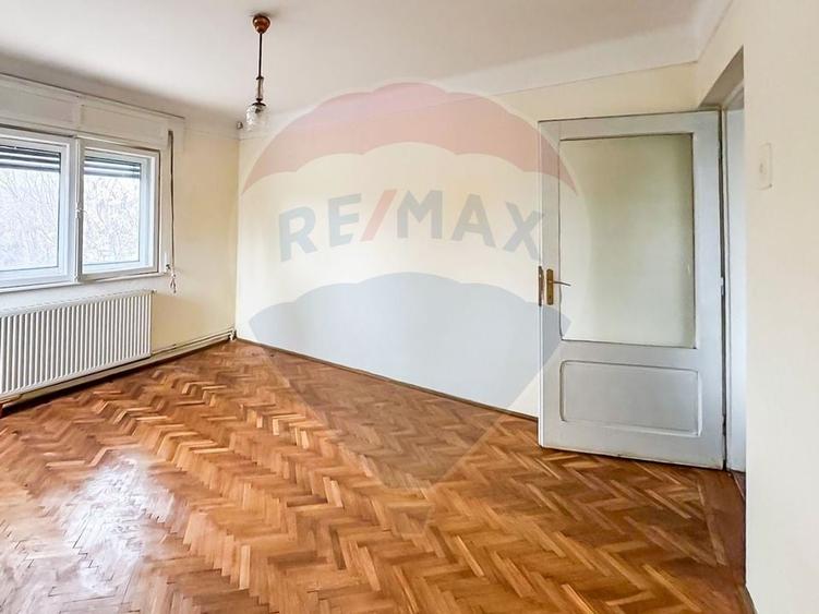 Casă individuală cu 4 camere cu Teren 1145 Mp în Central