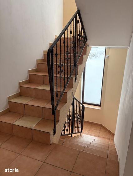 Casă cu 10 camere cu Teren 1232 Mp în Central