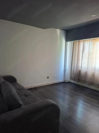 Garsonieră decomandată în