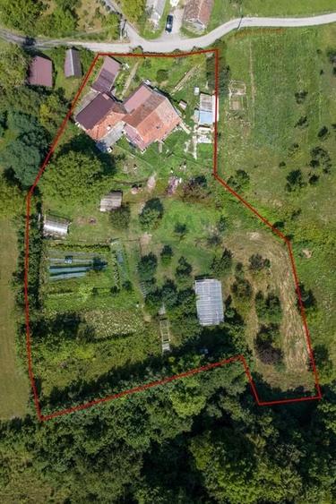 Casă individuală cu 6 camere cu Teren 6082 Mp în Podele