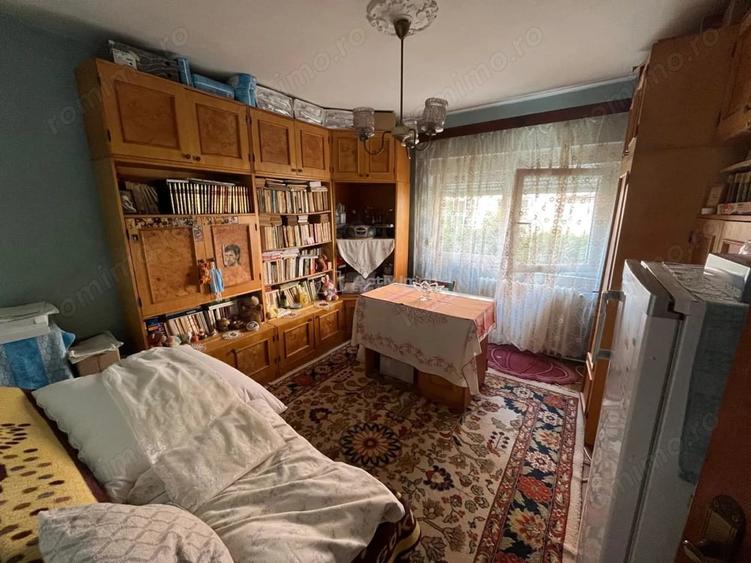 Apartament cu 3 camere decomandat în Est