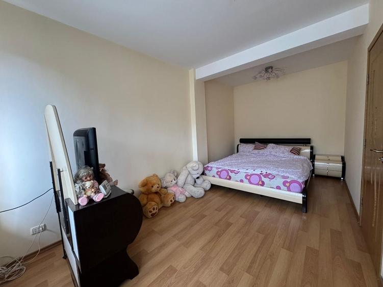 Apartament cu 3 camere semidecomandat, mobilat în Sud