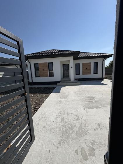 Casă cu 4 camere cu Teren 444 Mp în Golești