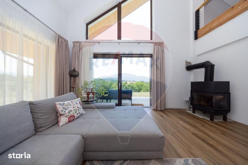 Casă cu 4 camere cu Teren 2481 Mp în Sohodol