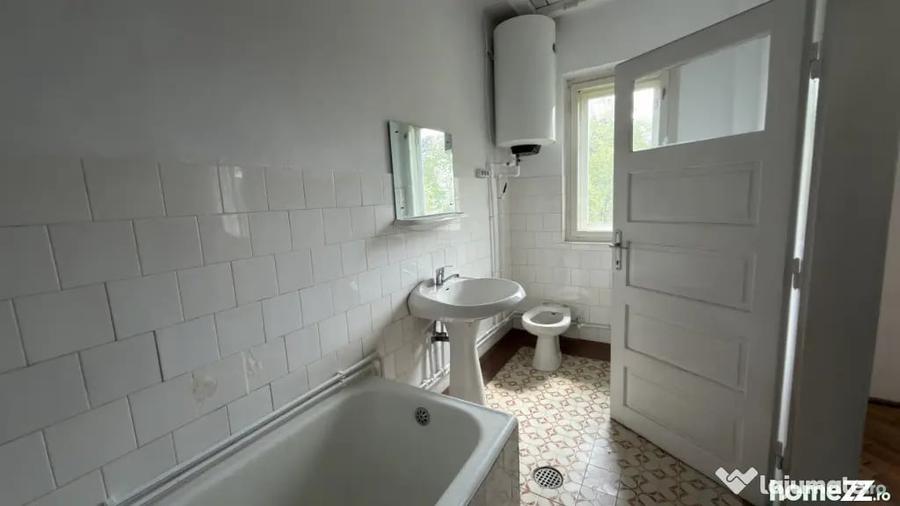 Casă cu 3 camere cu Teren 2200 Mp în Central