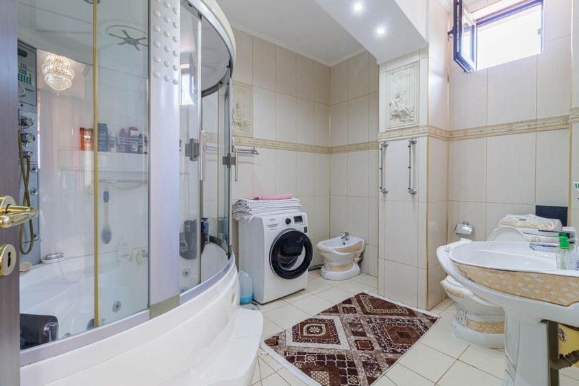 Casă individuală cu 11 camere cu Canalizare în Doamna Ghica