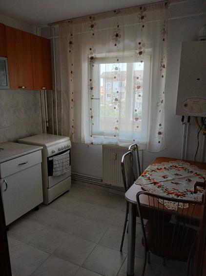 Apartament cu 3 camere decomandat în Girocului